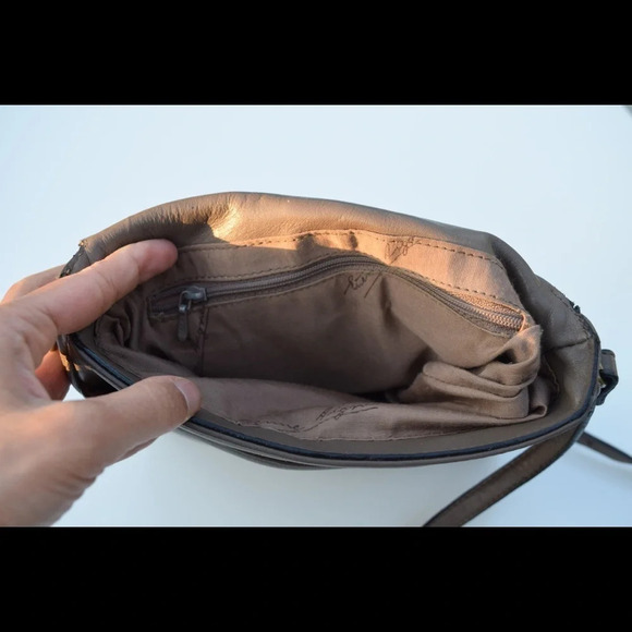 Etienne Aigner cross body bag - Picture 6 of 8